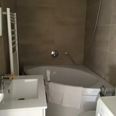 Apartment 2 Pieces Au Rdc Dans Un Parc + Parking Cannes
